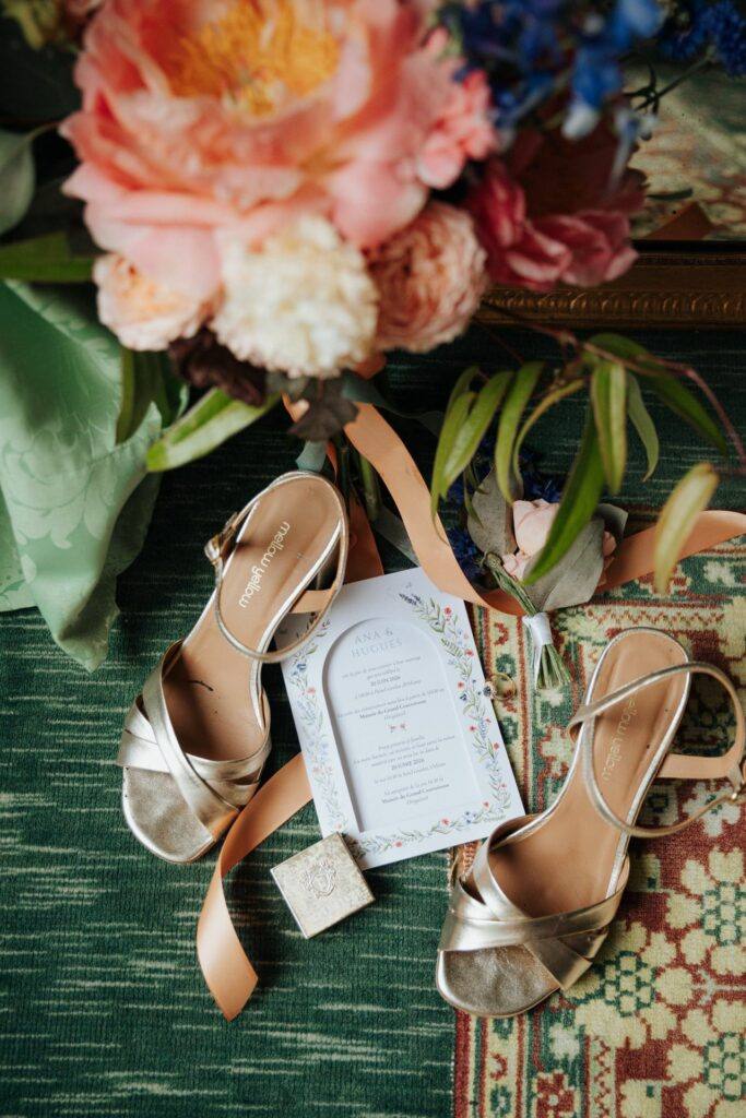 Chaussures et faire-part de la mariée, détails des préparatifs d'un mariage près d'Orléans