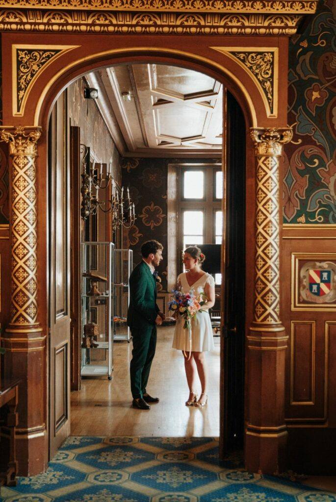 Les mariés sous une arche dorée à l'intérieur de l'Hôtel Groslot, mairie d'Orléans