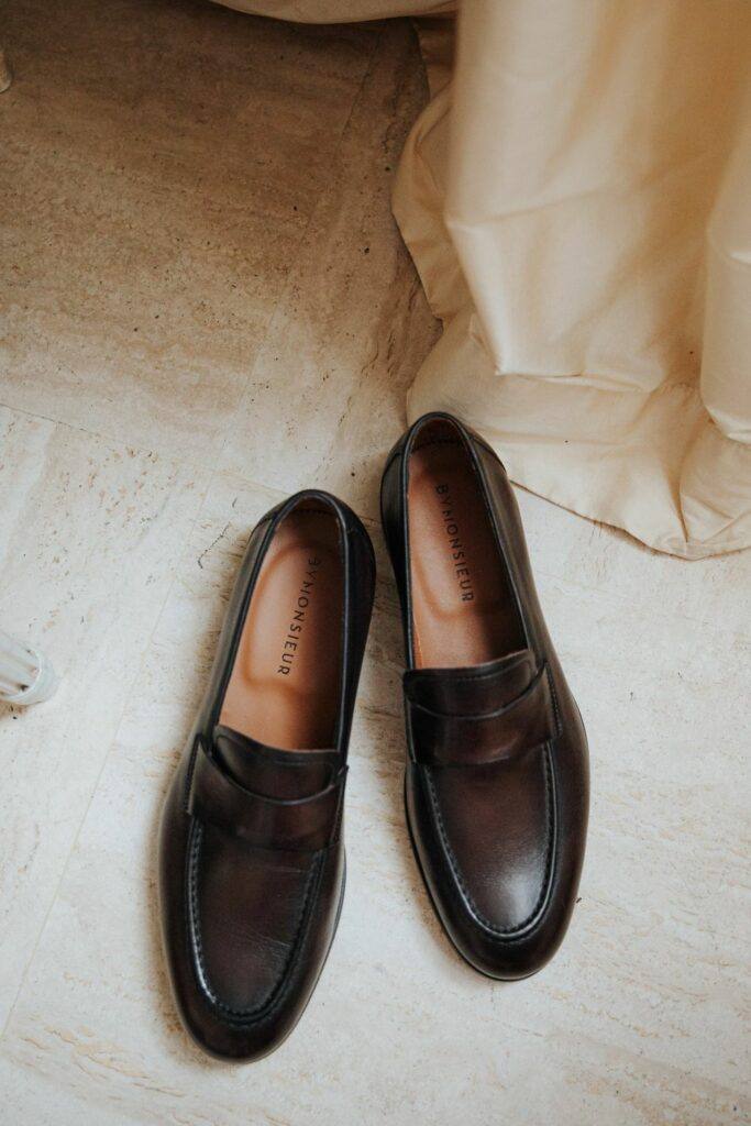 Le marié lace ses chaussures pendant ses préparatifs à Orléans