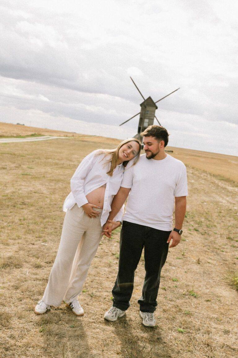 Séance photo grossesse en couple devant un moulin à vent près d'Orléans, photographe de grossesse Clara Valette