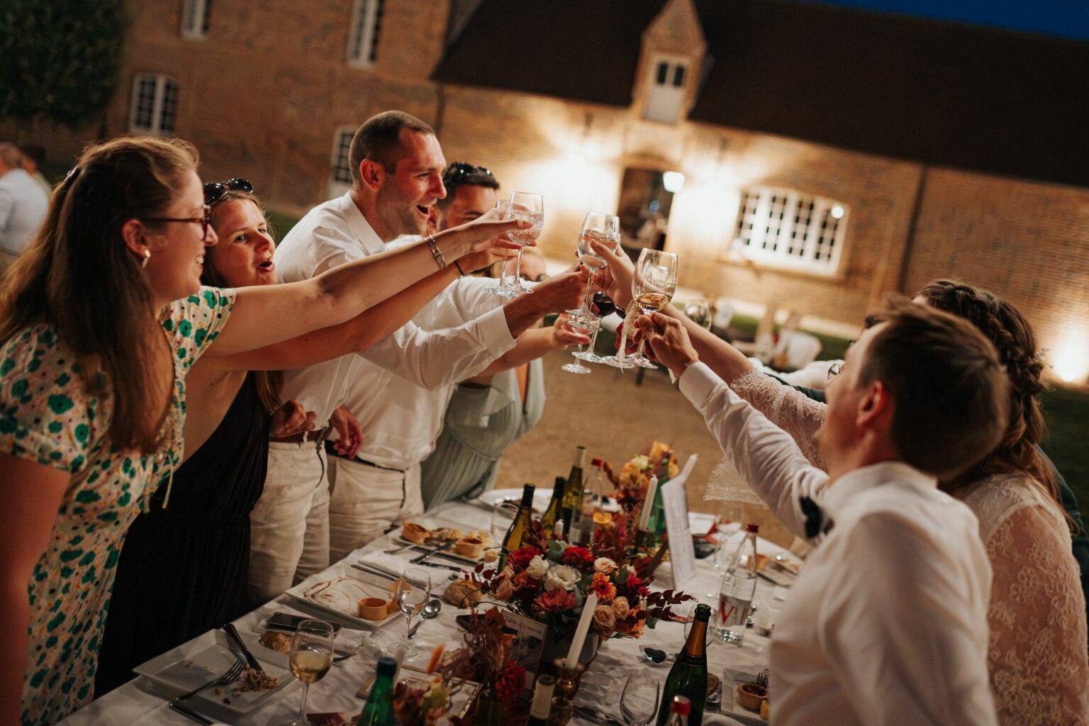 Toast des invités au dîner de mariage au Château Le Chereau en Sologne, photographe de mariage Clara Valette